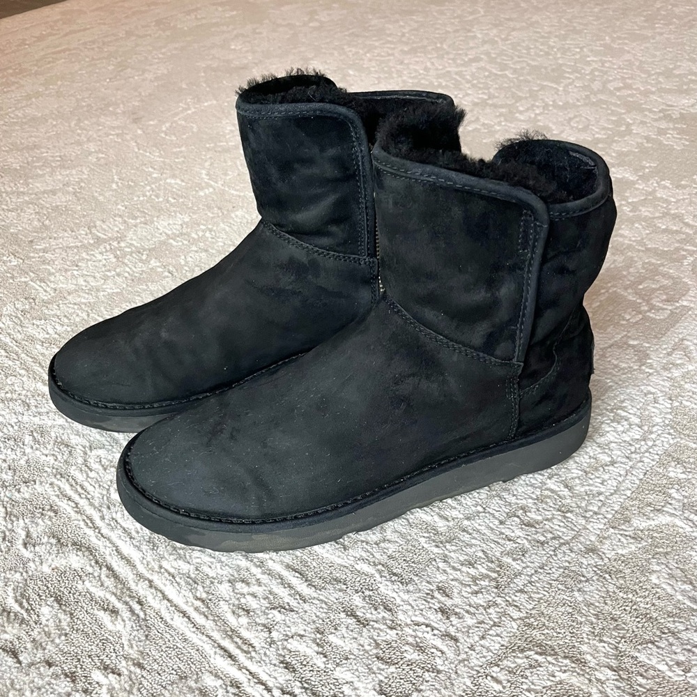 Black short UGG boots